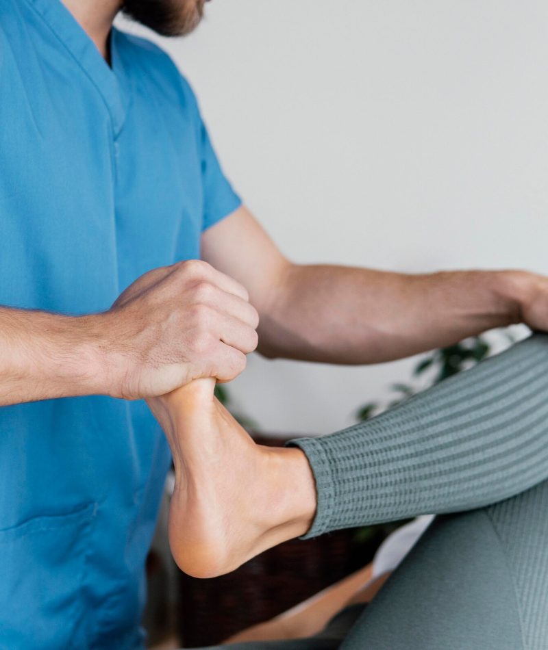 medico-osteopata-comprobando-movimiento-pierna-paciente-femenino_23-2148846582